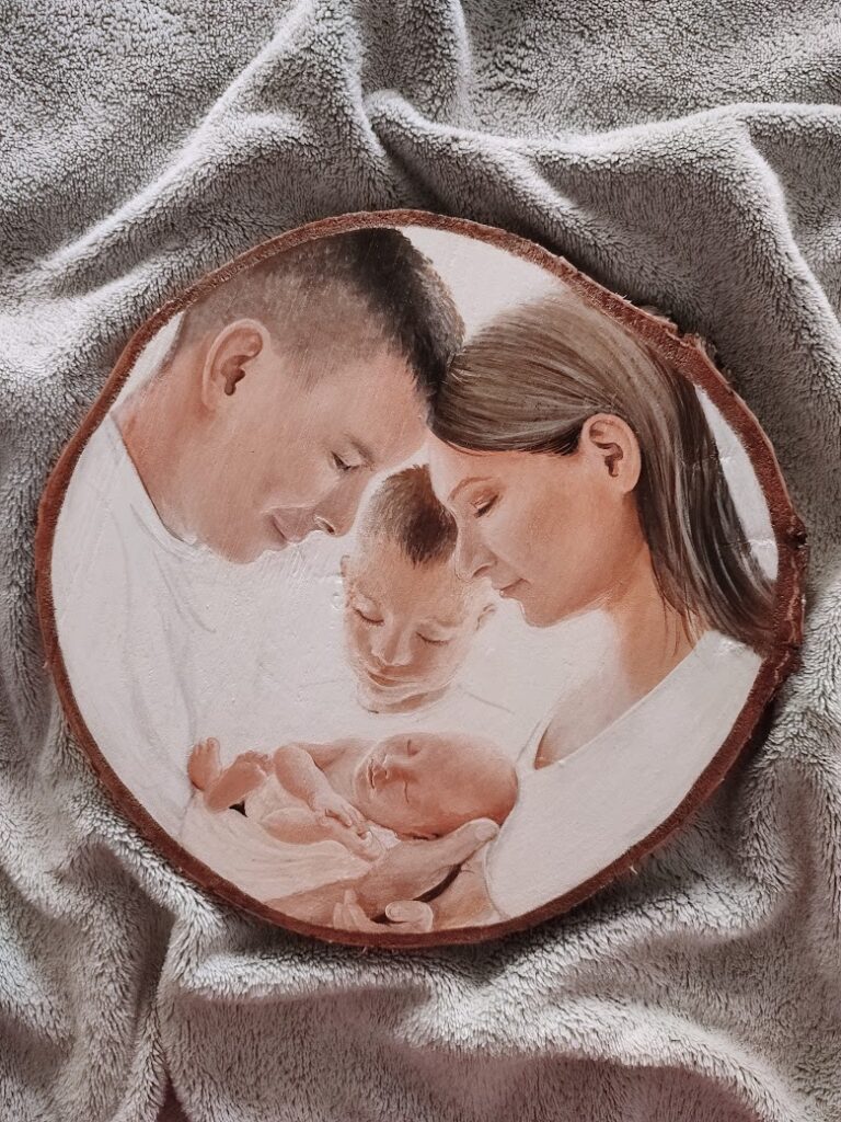 Portret czteroosobowej rodziny namalowany na okrągłym plastrze drewna farbami akrylowymi w pastelowych kolorach.